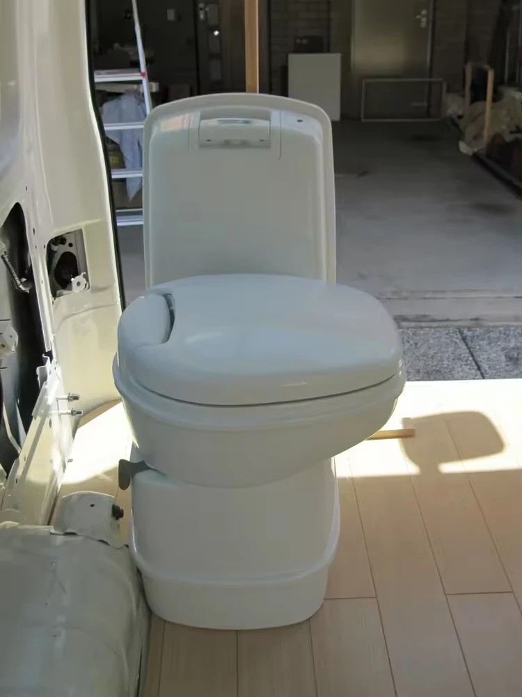 Deluxe Separable Flush Commode with Water-Saving Feature & Sturdy Construction for Sailboats RV Campervans & Camping Trailers