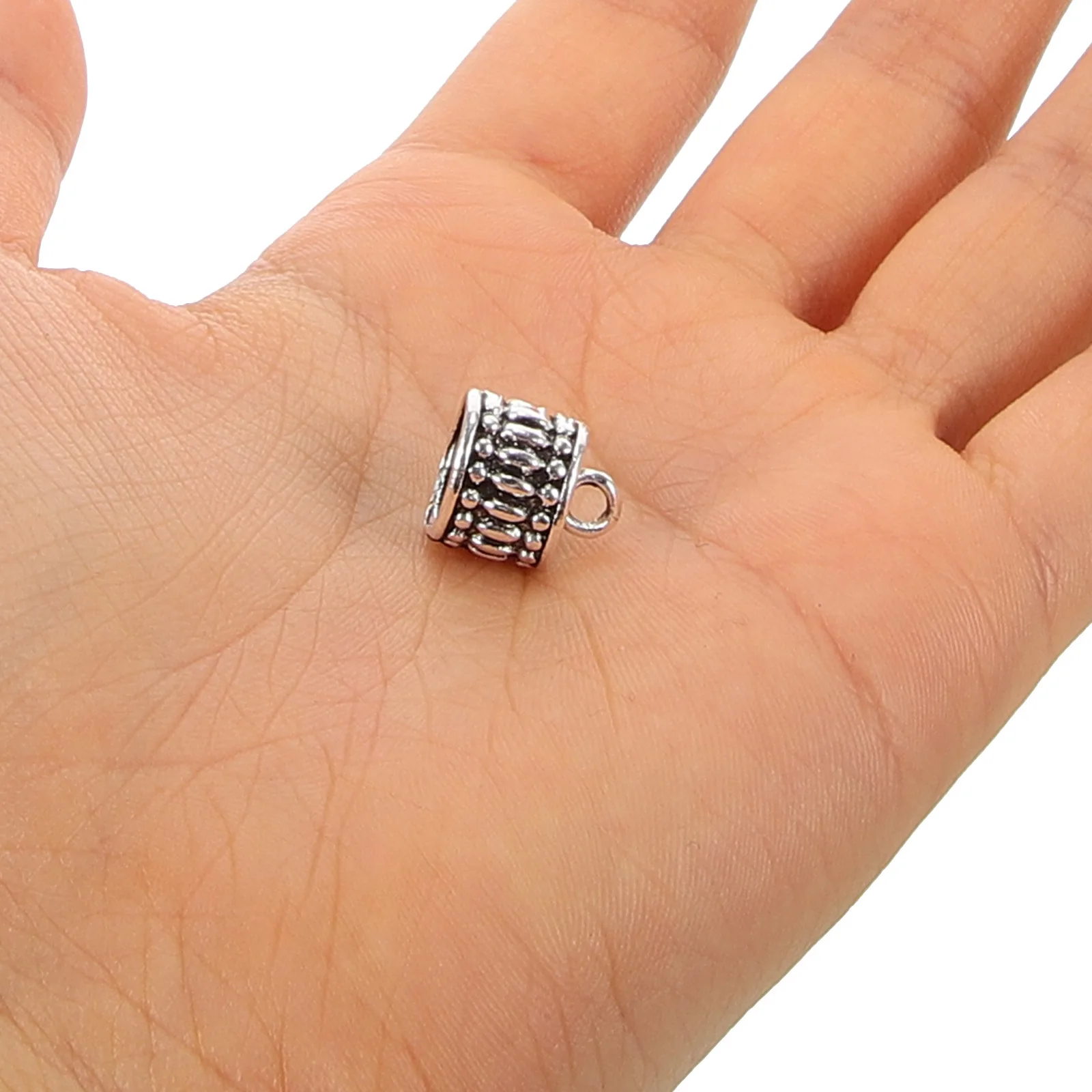 20個入り チベットシルバーペンダントメタルルーズビーズ DIYジュエリー製作 ネックレス ブレスレット クラフトビーズキャップ スペーサービーズキット