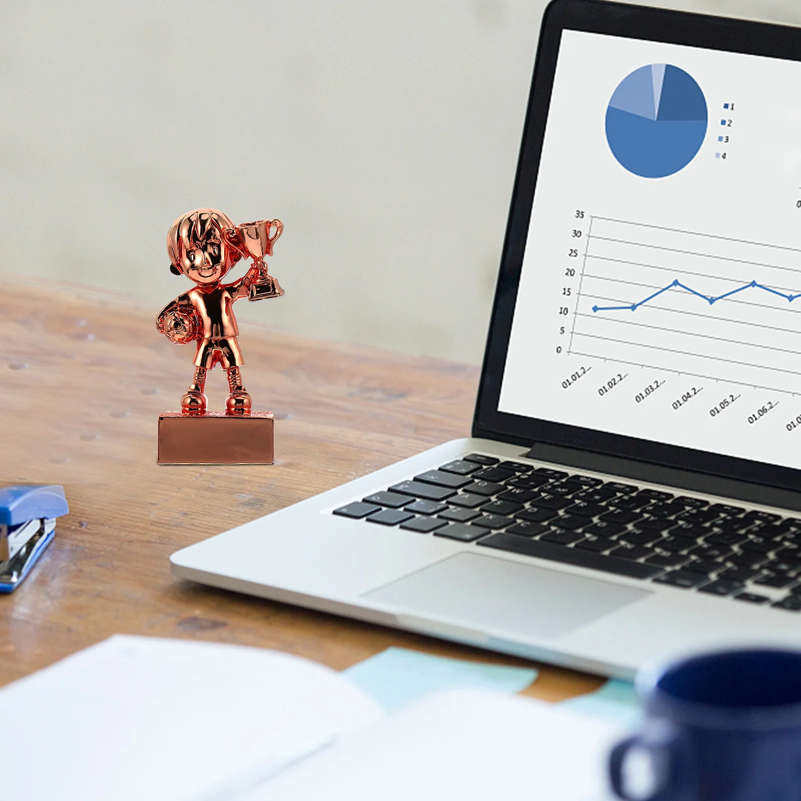 

Маленький футбольный приз, трофей с покрытием из смолы, дизайн футбольных персонажей, вечерние сувениры для гостей, классные награды, игровые призы, декор