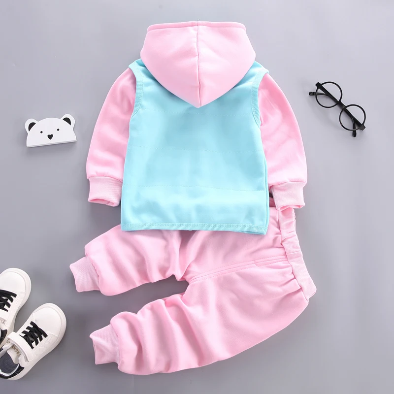 3-teiliges Set für Mädchen: Fleece-gefütterter Hoodie mit Bärenmuster, Kontrastblauer Weste und Hose, Winterkleidung für Kinder – Detail 3