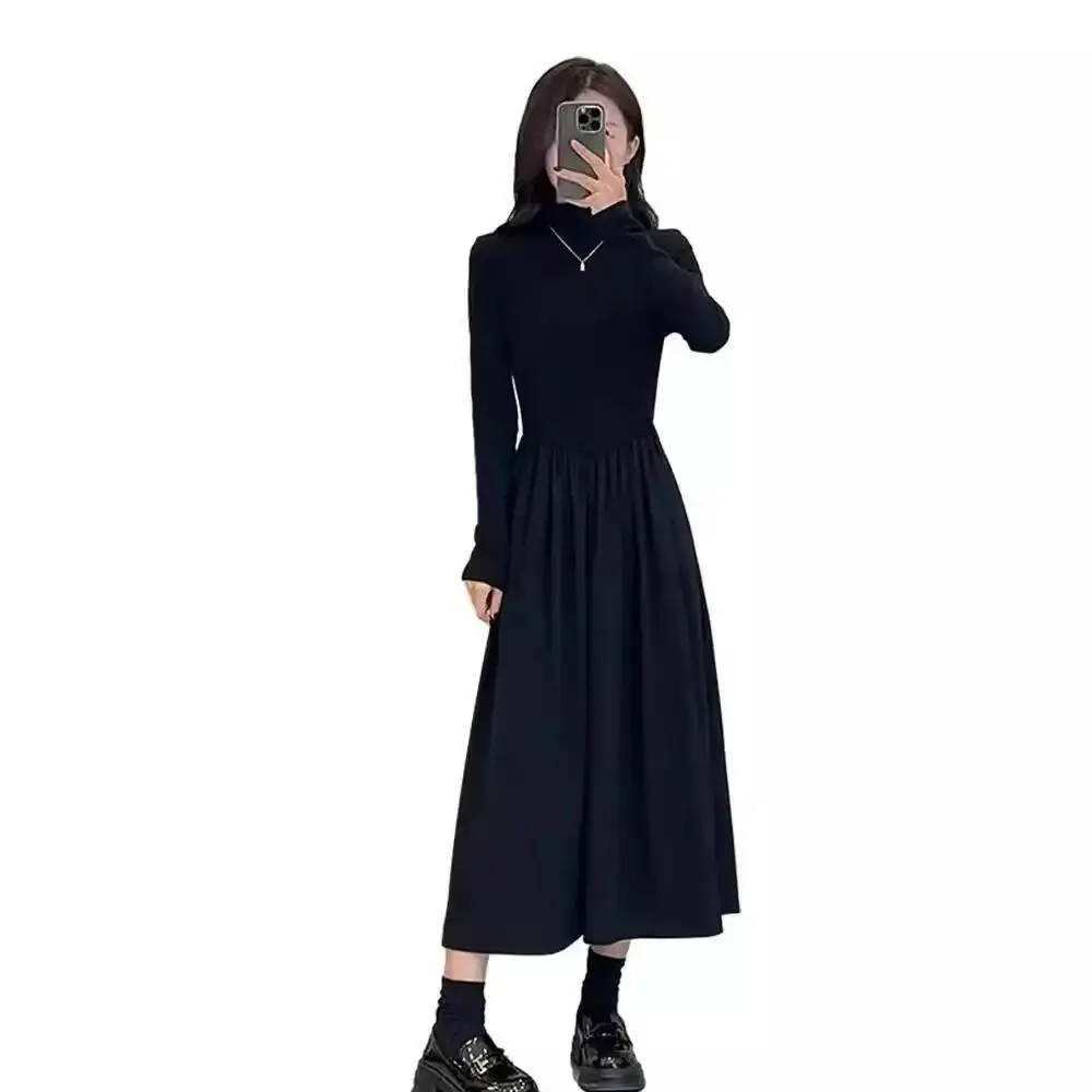 Nowa, ekskluzywna czarna sukienka damska na jesień i zimę 2025, długa, do noszenia pod spód, stylizacja z nutą elegancji.