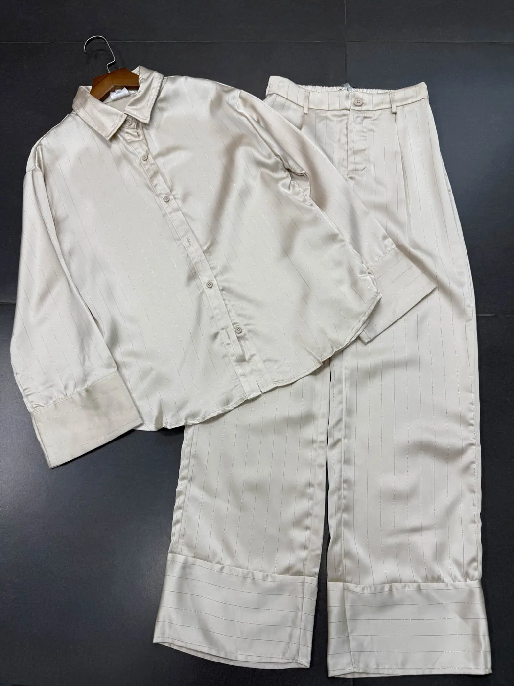 

Комплект для сна Silver Stripes Pure Sliver: простая элегантная домашняя одежда с длинными рукавами из полиэфирного волокна для среднего возраста и для вас.