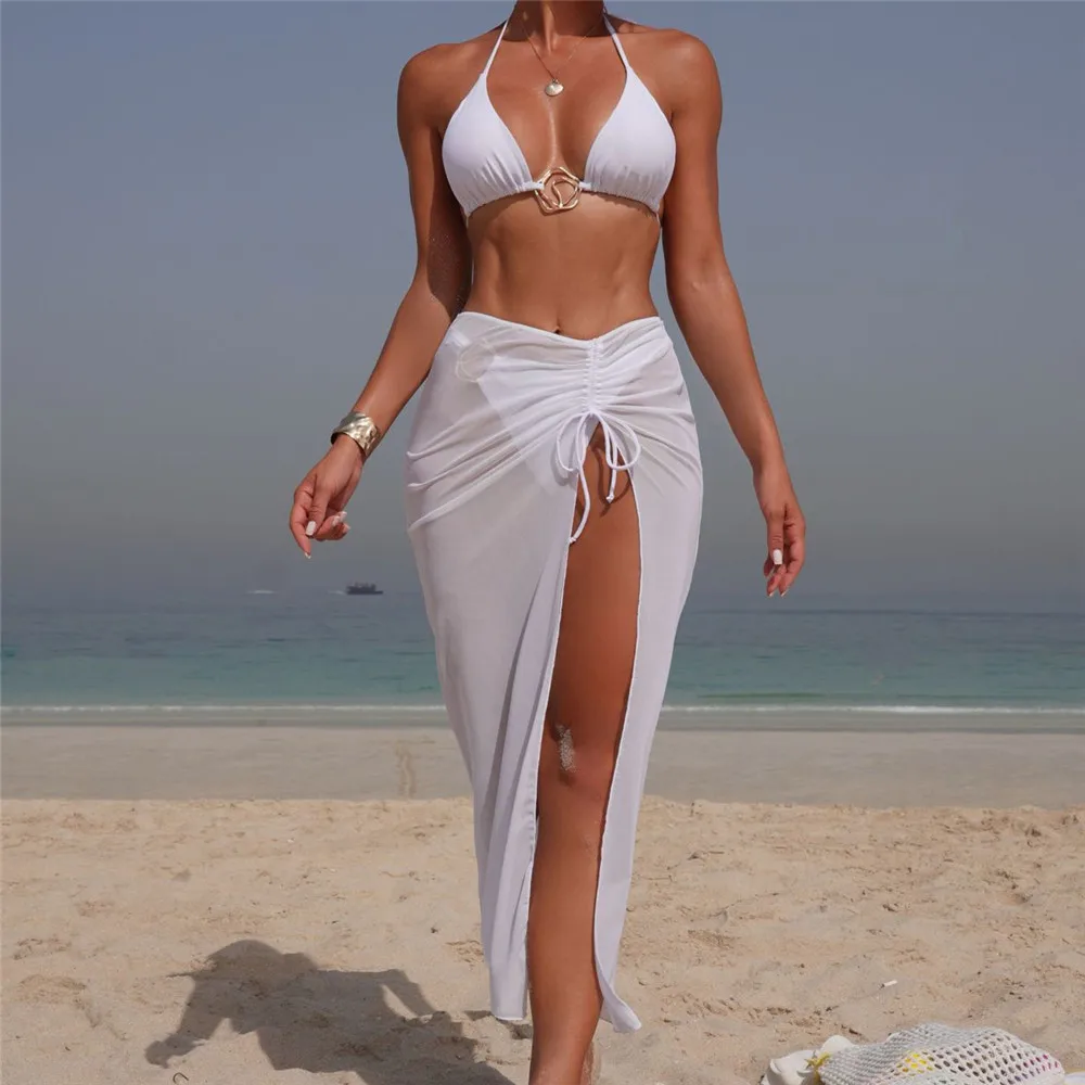 

Комплект из 3 предметов: белая сетчатая юбка-накидка, бикини с треугольными чашечками на завязках и микро-стринги. Сексуальный женский купальник.