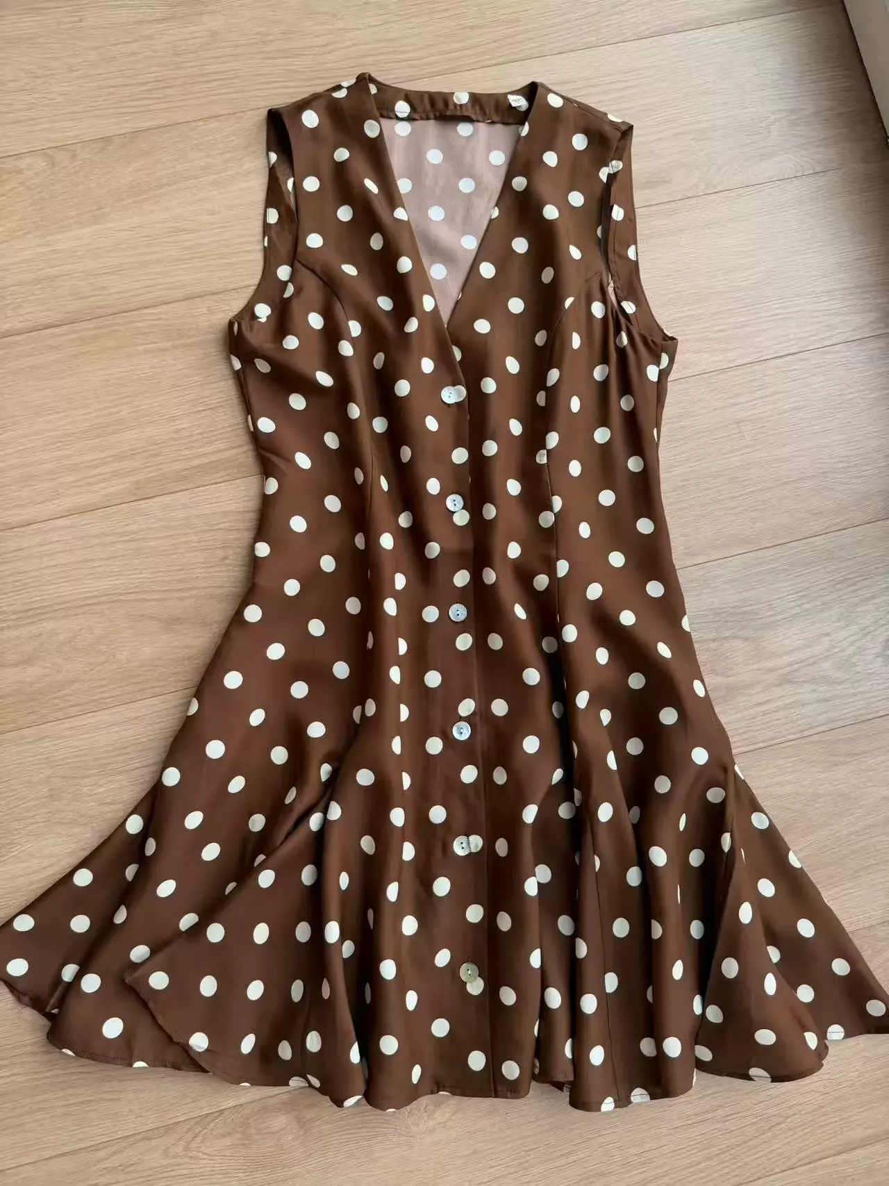 Vestido de Tirantes Marrón con Estampado de Lunares para Mujer, Verano 2026, Cuello en V, Sin Mangas, Cintura Alta, Casual, Mezcla de Seda, Mini Vestido
