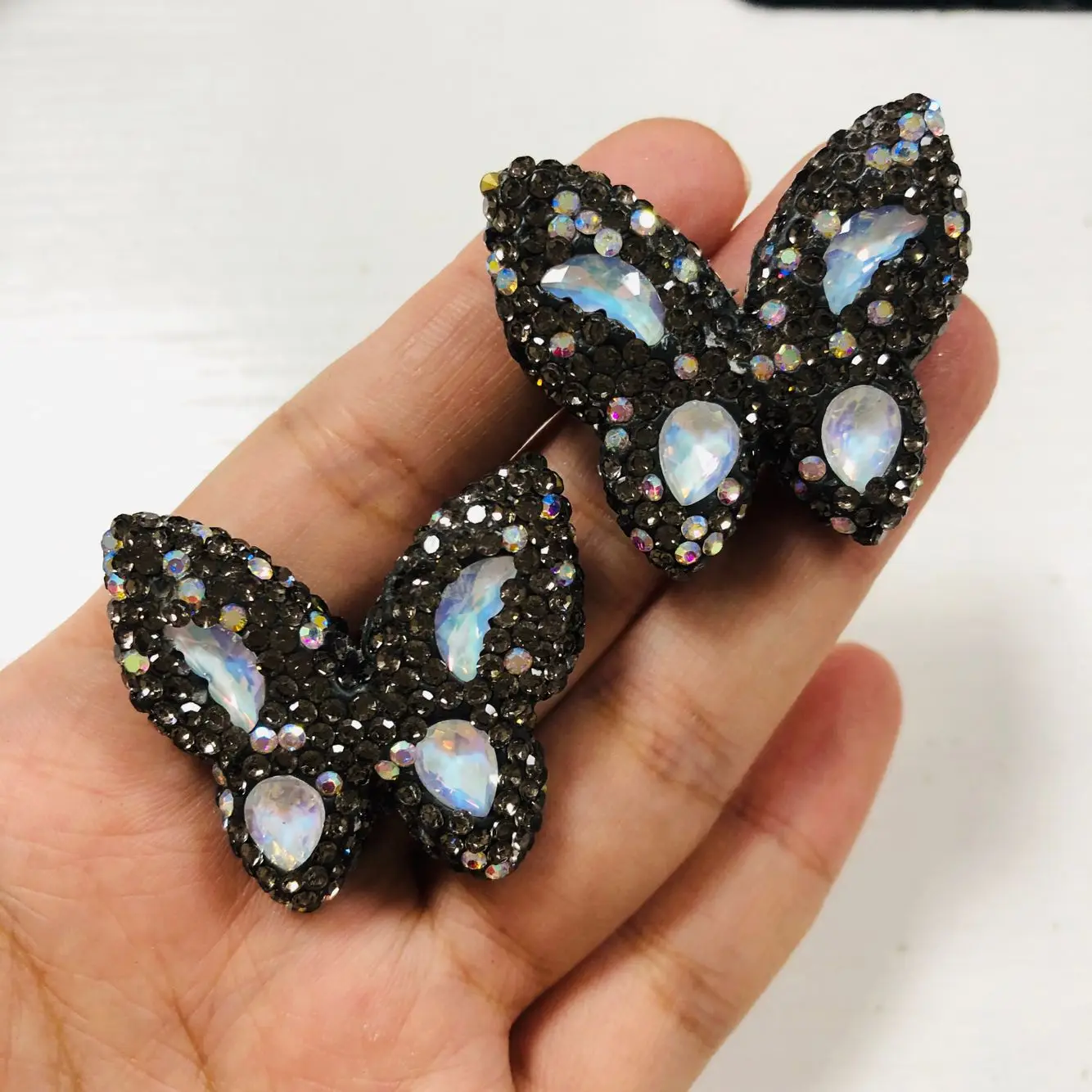 Botella de Perfume negra oscura de lujo, signo de dólar de mariposa, cadena roja rosa, dijes para bolso, suministros Diy, decoraciones para funda de teléfono basura, 2 uds.