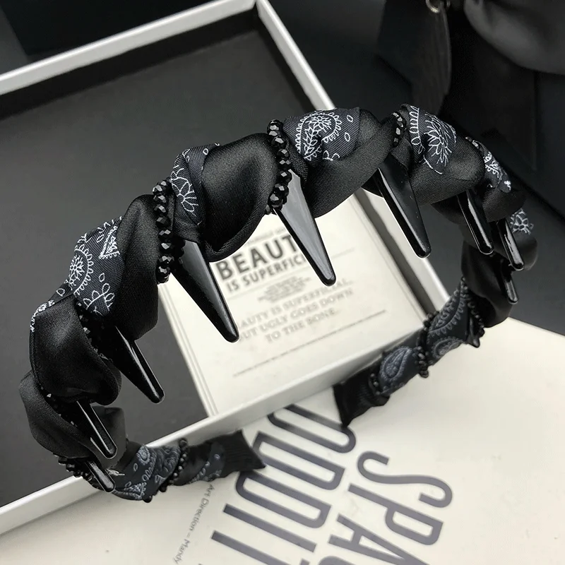 

Black Retro printing hairpin hoop female biotite winding anti slip headdress with teeth spring and summer new hairpin hoop