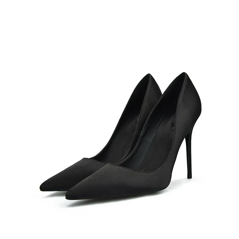 

2025Новые шелковые атласные туфли на тонком каблуке с острым носком, французские одинарные туфли, женские универсальные черные рабочие туфли голого цвета