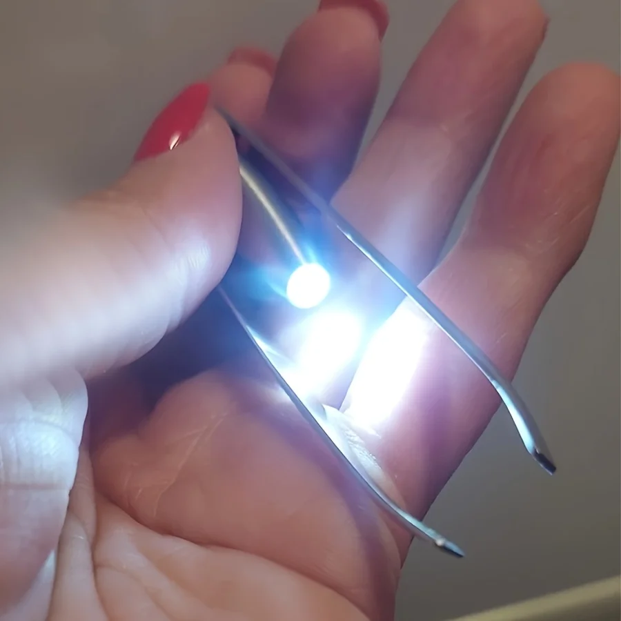 Pince à sourcils à lumière LED améliorée, outil avec conception intelligente pour une mise en forme parfaite des sourcils et une Application de faux cils, 1/2 pièces