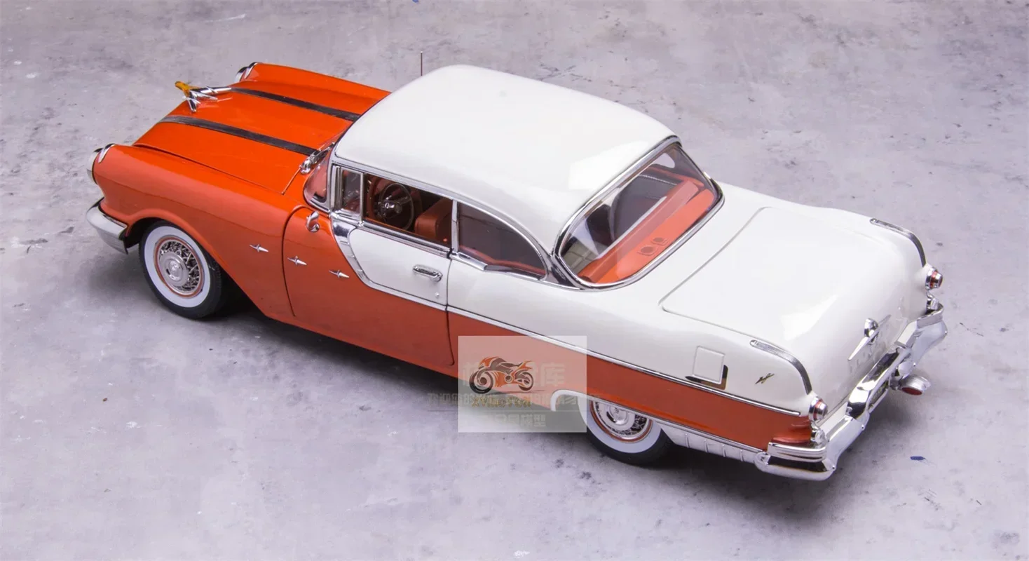 Modelo de carro Sunstar-Diecast para Pontiac Chief 1955, brinquedo marrom e azul branco, presentes Hobby, coleção de ornamentos 1/18