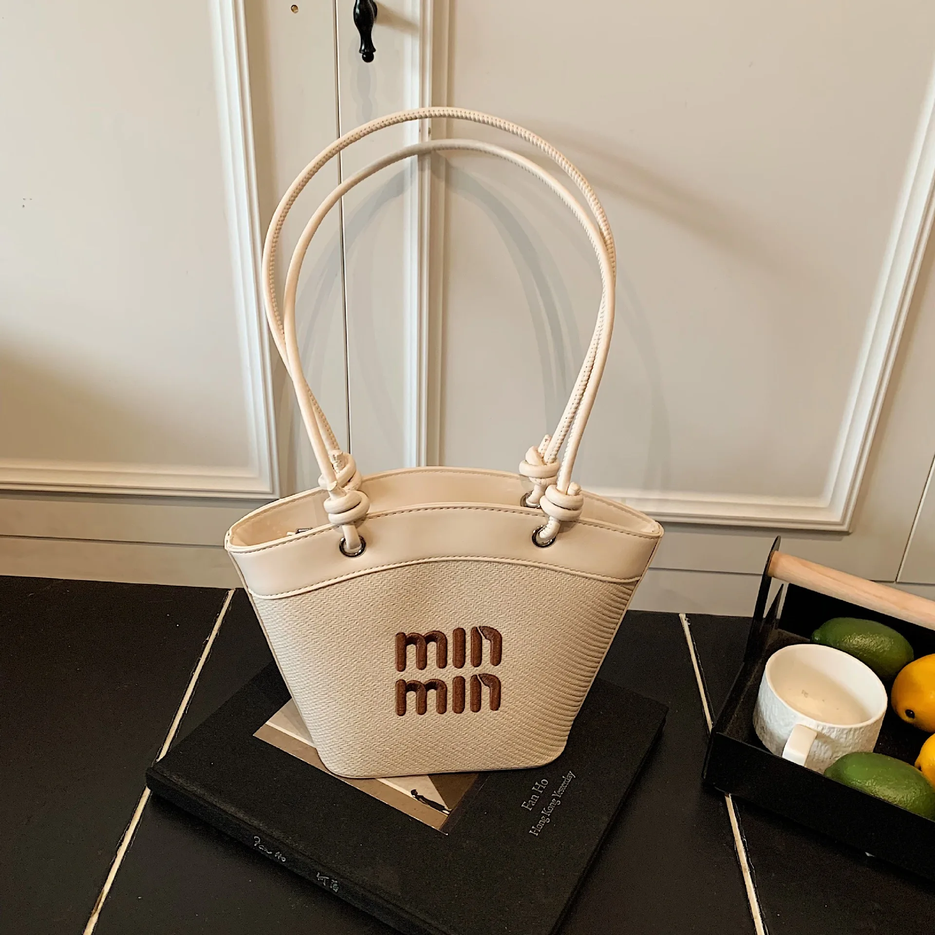 

Новая модель 2025 года, легкая и роскошная текстура, просторное пространство, модный и модный дизайн, необходимая для ежедневных поездок на работу.