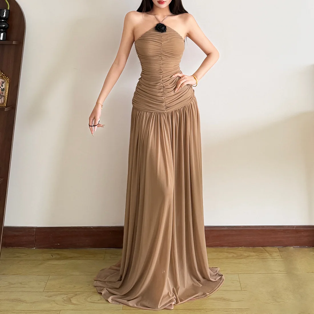 

Новое женское платье 2026 года: ретро-стиль, тонкие бретельки, плиссировка, приталенный силуэт