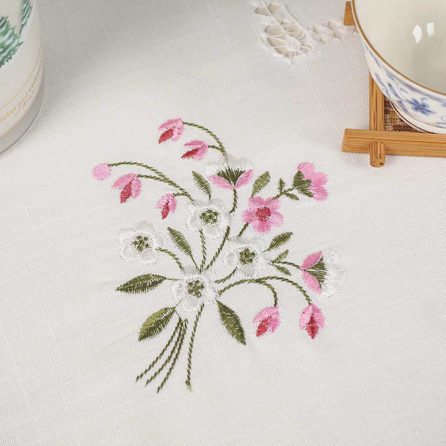 Bestickte Runde Tischdecke 69 Zoll - Weiße Blumenmuster Hohlsaum Kunstleinen Polyester Tischdecke für Esszimmer Hochzeit Party – Detail 3