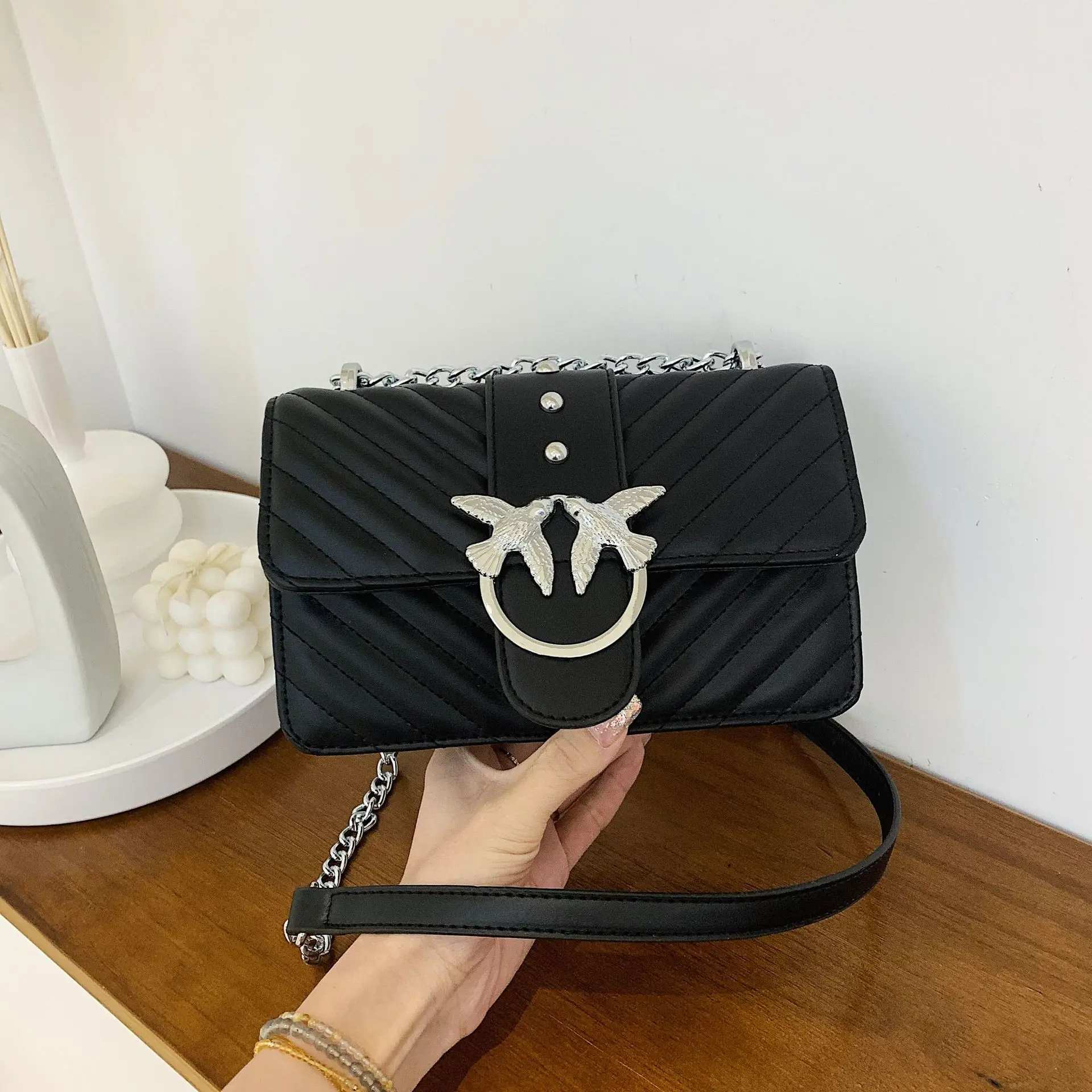 

Модная женская дизайнерская сумка 2025 года — легкая роскошная, высококлассная сумка через плечо — стильная и практичная для работы и дат