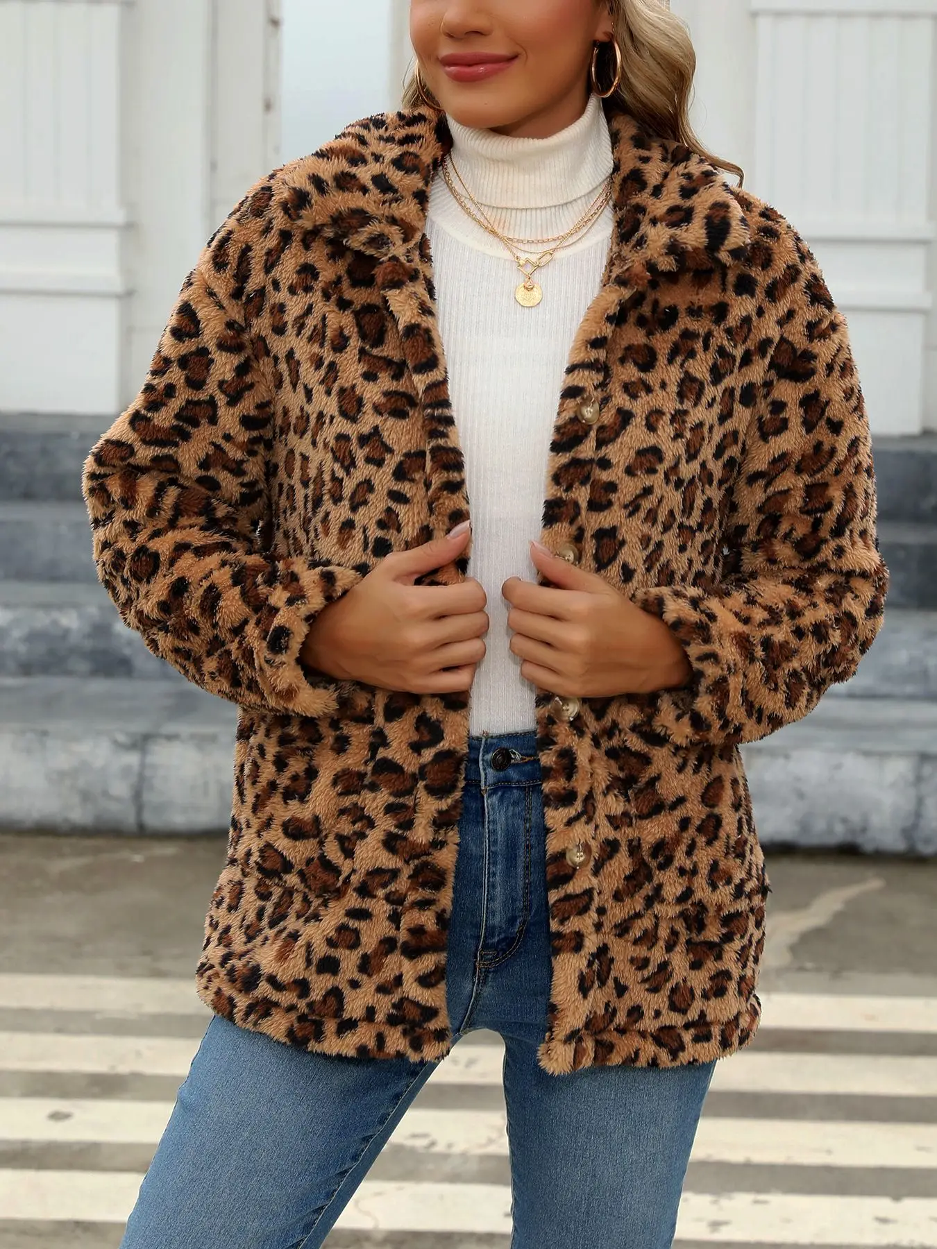 

Плюшевое пальто в полоску с накладными карманами. Универсальное зимнее модное повседневное пальто с длинными рукавами.