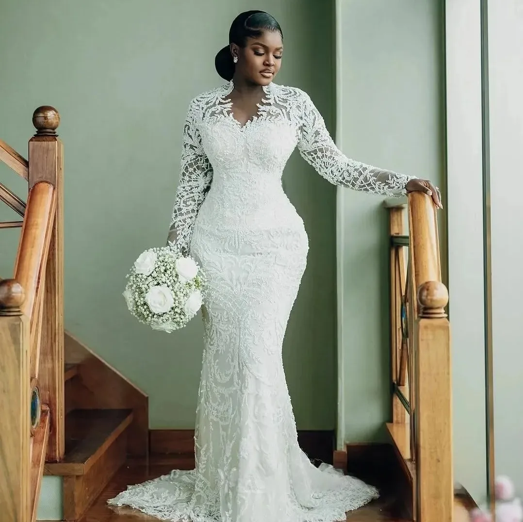 Suknie ślubne w stylu syreny plus size dla afrykańskich kobiet, suknie ślubne z iluzorycznym odpinanym trenem, długie rękawy, zdobione koralikami, koronką i kryształami.