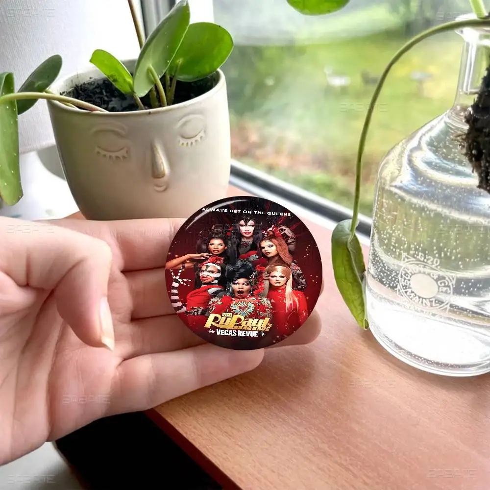 RuPaul S سحب سباق جولة زر دبابيس شعار دبابيس الإبداعية على ظهره الملابس الديكور موضة الكرتون مجوهرات هدايا