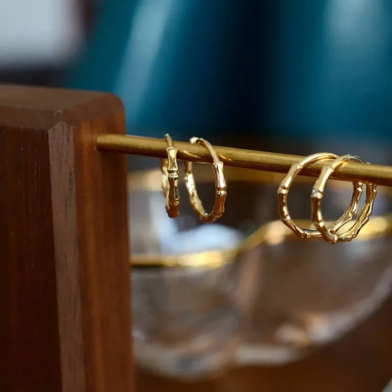 Orecchini di bambù lucidi freschi per le donne orecchini a cerchio intarsiati con diamanti in stile cinese di lusso leggero adatti per gioielli da indossare ogni giorno