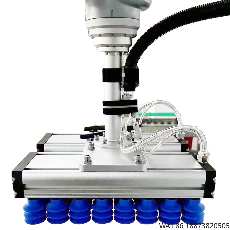 O braço do robô parte as ventosas a vácuo para manuseio e paletização