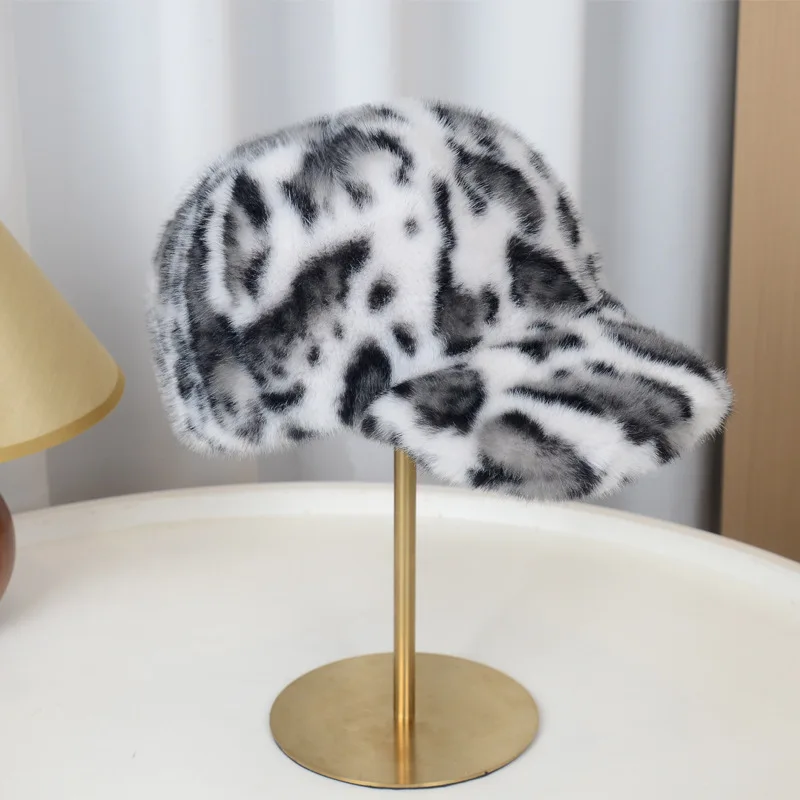 Full-pattern leopard print plush baseball cap, featuring a retro and fashionable vibe, suitable for autumn and winter outings.