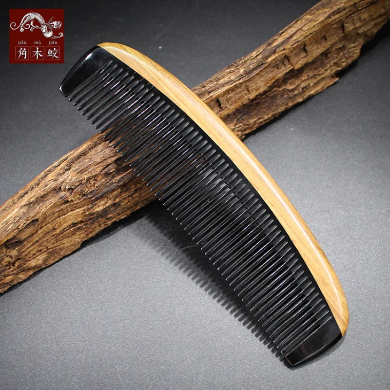 

Зеленая расческа из сандалового дерева с элементами из рога буйвола, расческа из сандалового дерева, расческа в кантонском стиле в форме полумесяца.