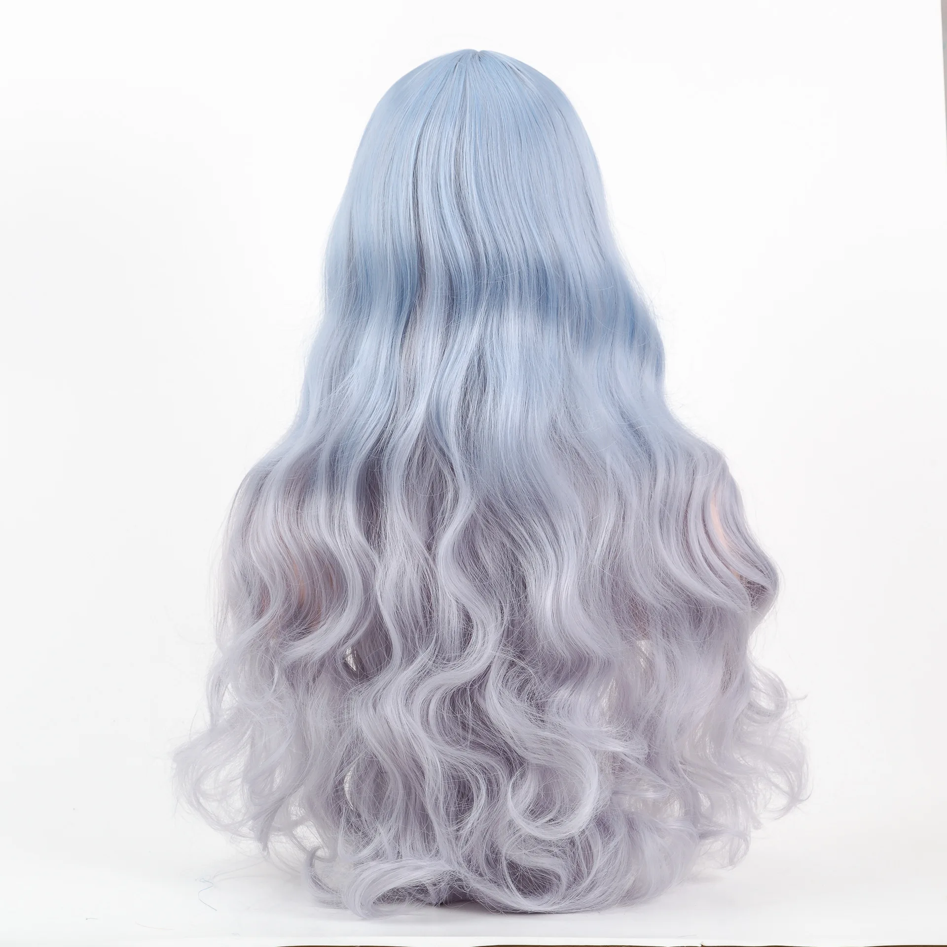 유럽과 미국 여성 패션 현실적이고 자연스러운 긴 곱슬 가발은 고온 실크 풀 캡으로 제작되었습니다.