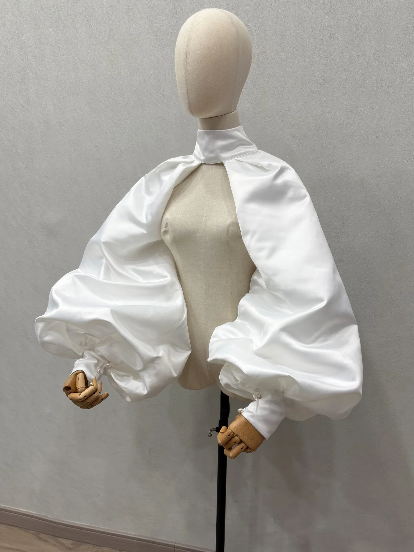 Satin-Hochzeitsboleros, bauschig, volle Ärmel, Stehkragen, rückenfrei, Braut-Achselzucken, Brautumhänge, formelle Party-Jacken, Mantel für besondere Anlässe – Detail 4