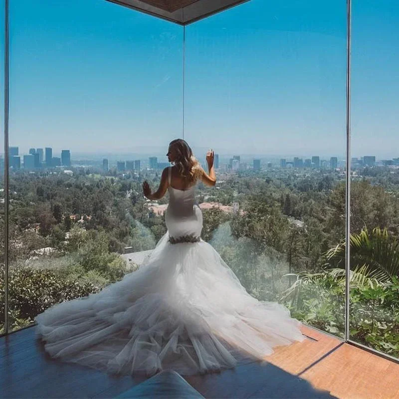 ชุดแต่งงานแบบสายเดี่ยวประดับลูกปัดยอดนิยม ดีไซน์เปิดหลังแบบเซ็กซี่ คอวีหวานๆ สไตล์ชายหาด