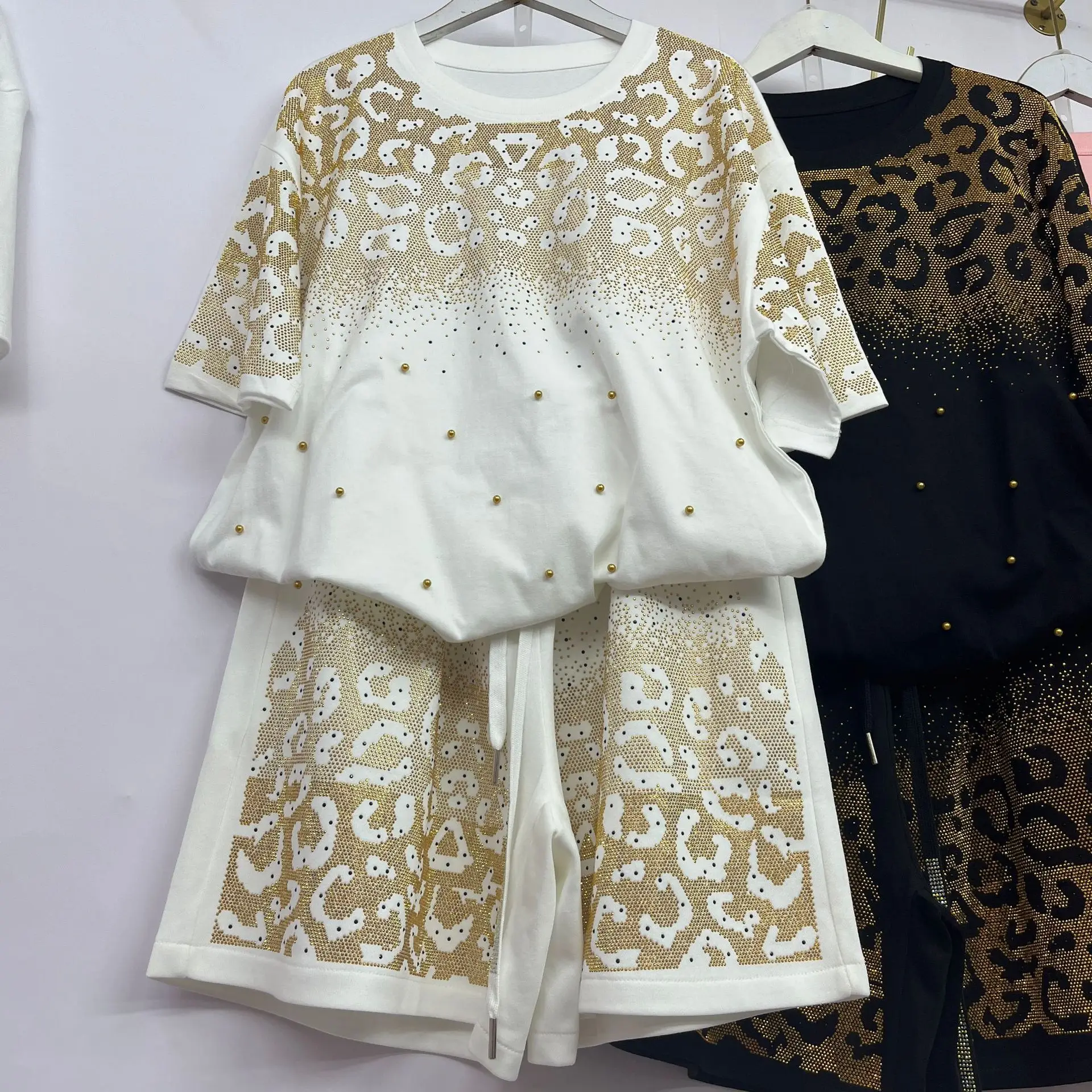 Camiseta elegante con cuentas de diamantes para mujer, camisetas con diamantes de imitación, camisetas de manga corta con cuello redondo y pantalones cortos de cintura elástica, conjunto de 2 uds.