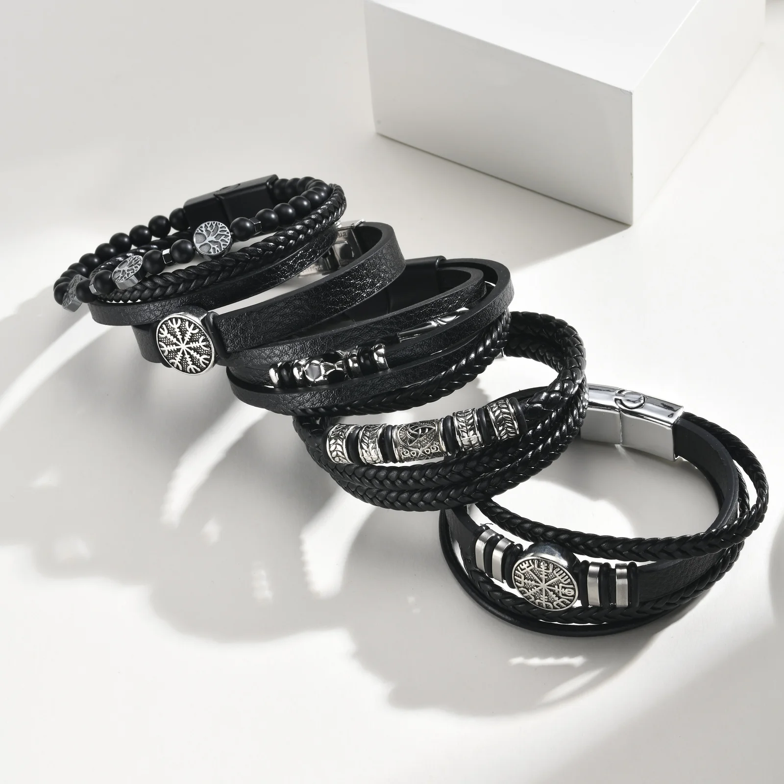 Vnox Herren Mehrschichtiges Lederarmband, Nordisches Wikinger-Kompass-Lebensbaum-Fußball-Perlenarmband, Schmuckgeschenk mit Magnetverschluss – Detail 2
