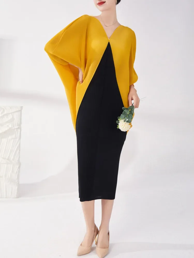 

Loose Splicing Women's Fashion Clothing V Neck Pleated Collision Dress Women Bat Sleeve Miyake 2025 Spring and Summer New