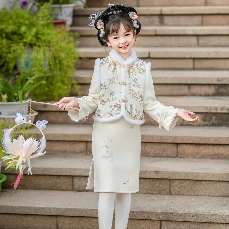 Robe chapel-pao beige pour filles, col mandarin souriant, manchette perlée, conception d'ourlet, broderie Qipao, Cheongsam Hanfu pour enfants, hiver, automne