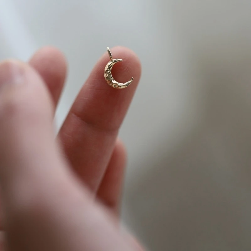 قلادة GOLDtutu Pure 10K Gold Moon Charm، تأثير تموج القمر الصغير، تصميم بسيط أنيق، خيار هدية عصري