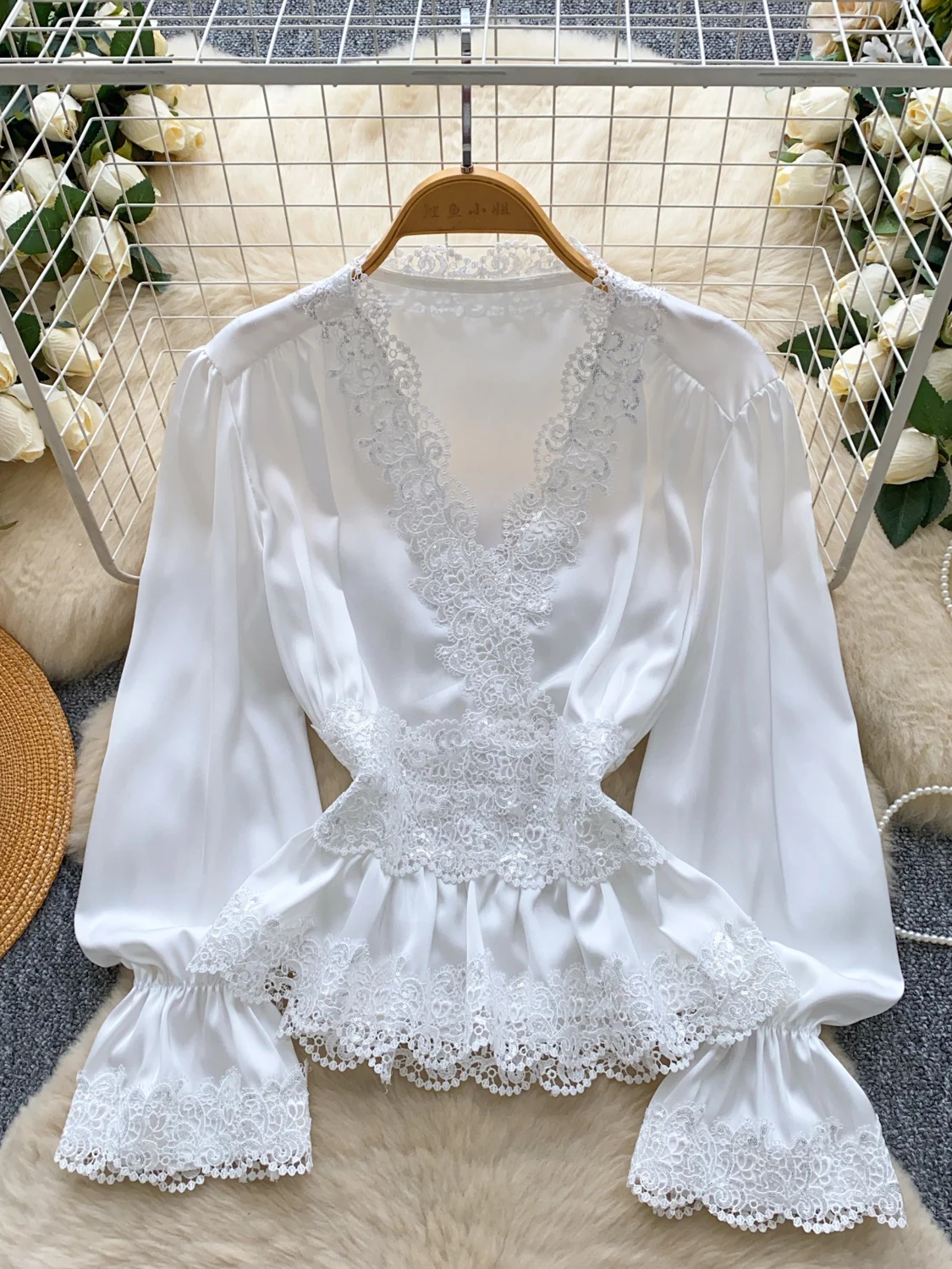 

Женские белые рубашки и блузки с v-образным вырезом, винтажные эстетические элегантные кружевные лоскутные рубашки с длинными рукавами 2000-х годов, осень 2025 г.