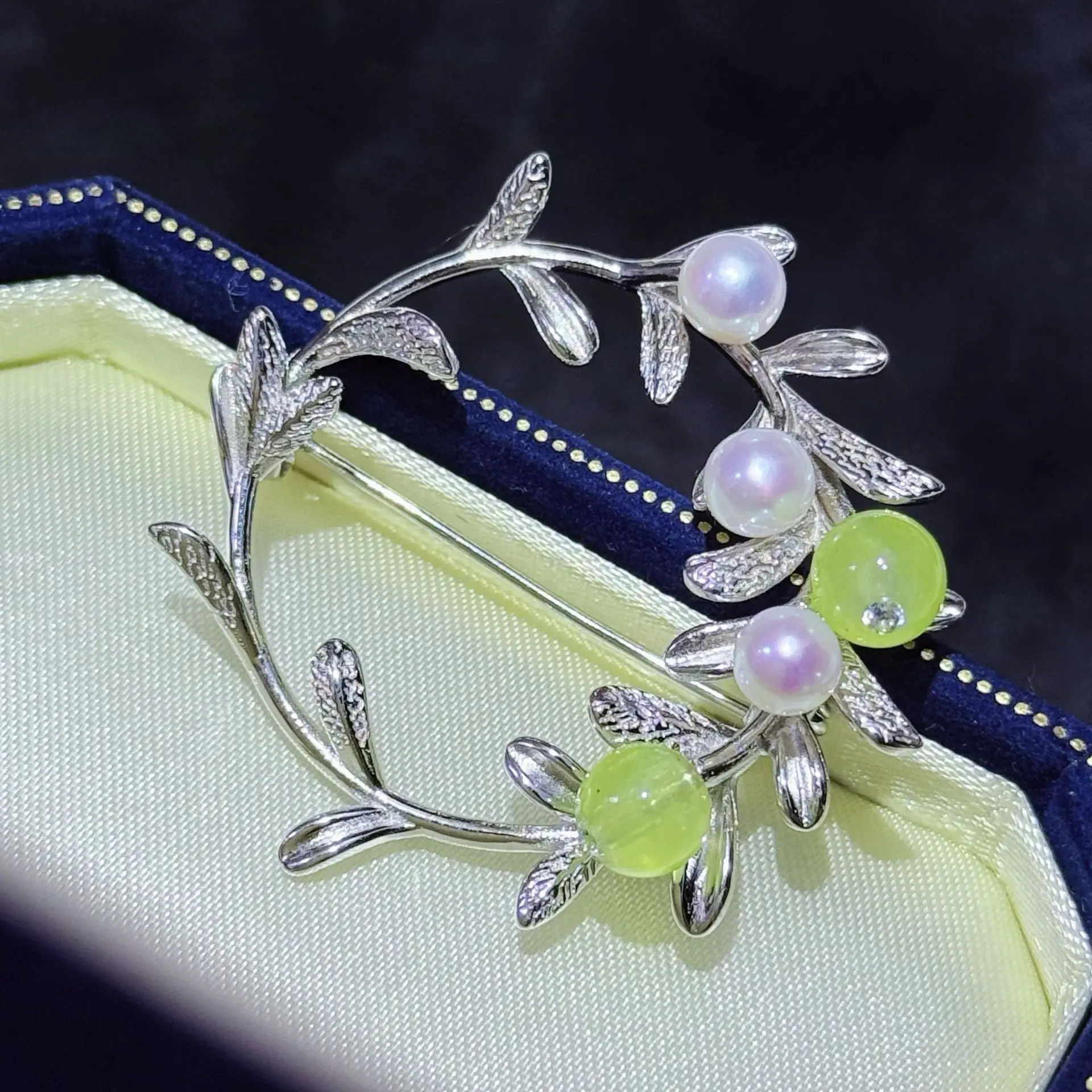 

S925 Silver Olive Branch Wreath Pearl Brooch Natural Freshwater Pearl Peridot Forest Brooch