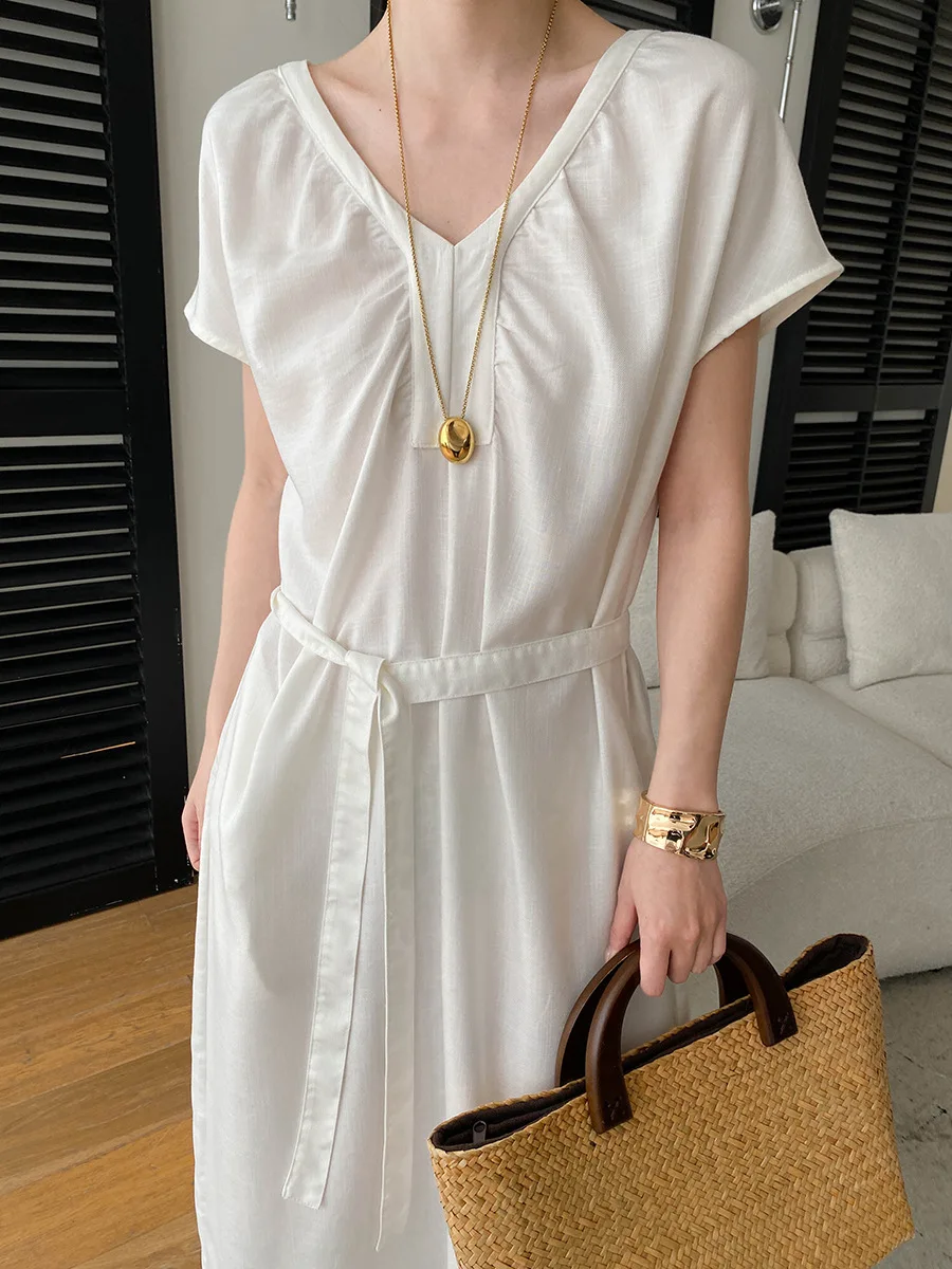 Sommerliches Damenkleid in unifarbenem Design mit V-Ausschnitt und Schnürung an der Taille für eine schlanke Silhouette. – Detail 9