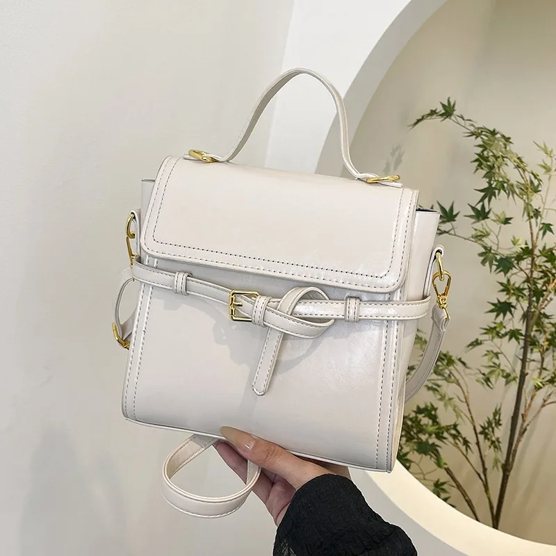 

Модная женская сумка 2025 года — текстурированная. Мода — ретро-стиль, универсальные варианты плеча, сумки и рюкзака, регулируемый — ремешок