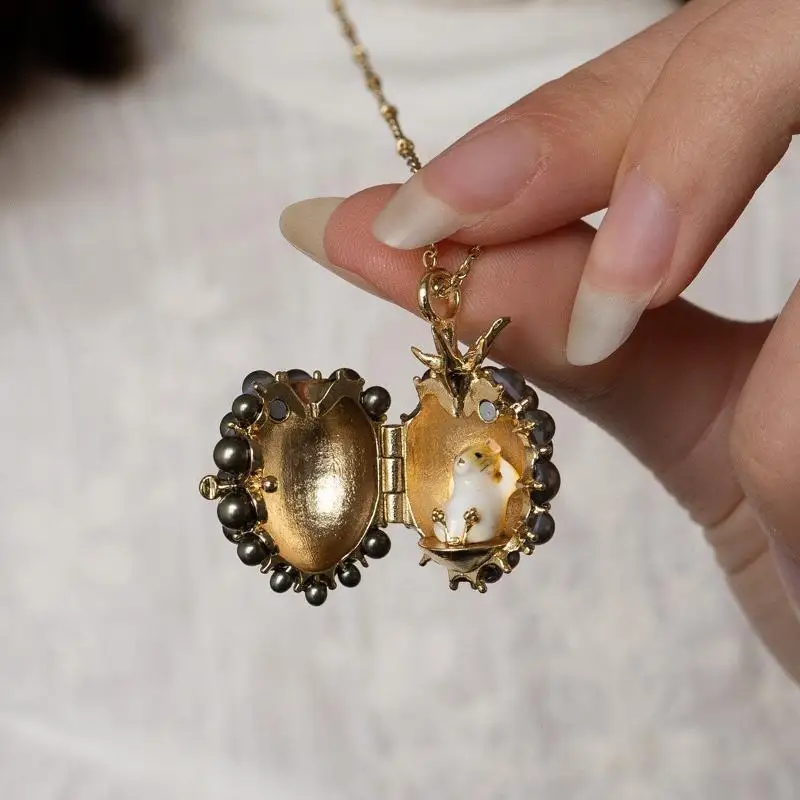 Versteckte Hamster-Tier-Emaille-Medaillon-Halskette mit Öffnungs- und Schließmechanismus, vergoldeter Kette, lieblichem Fruchtdesign, als Geschenk für den täglichen Gebrauch. – Detail 10