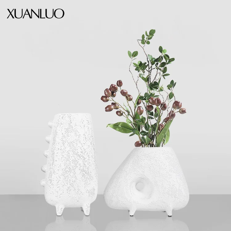 Vintage floral decorative piece, suitable for living room TV cabinets or desks. Four-legged resin creative vase ornament.