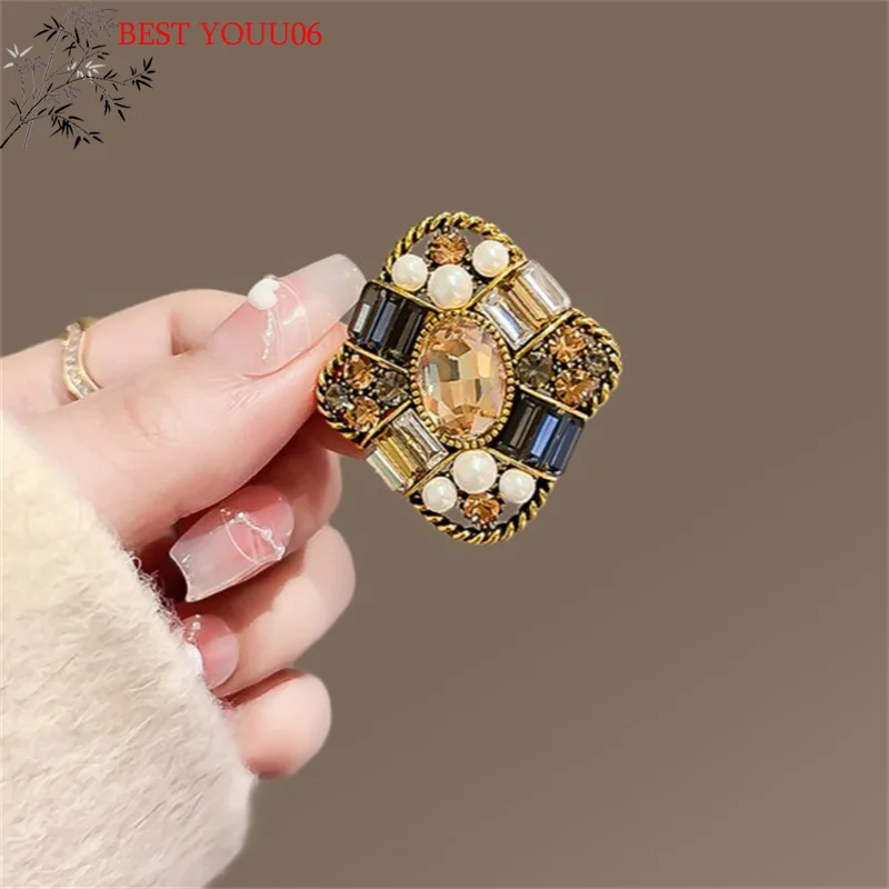 Hot Luxury Vintage Pearl Rhinestone Brooch Temperament Metel Pins For Women Girl Clothing Accessory Versatile Shiny Corsage Gift