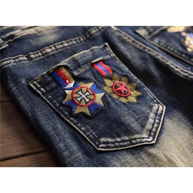 Nieuwe Koreaanse luxe kleding Multi-gescheurde jeans heren patch slanke retro stijl mode persoonlijkheid badge bedelaar cargobroek man