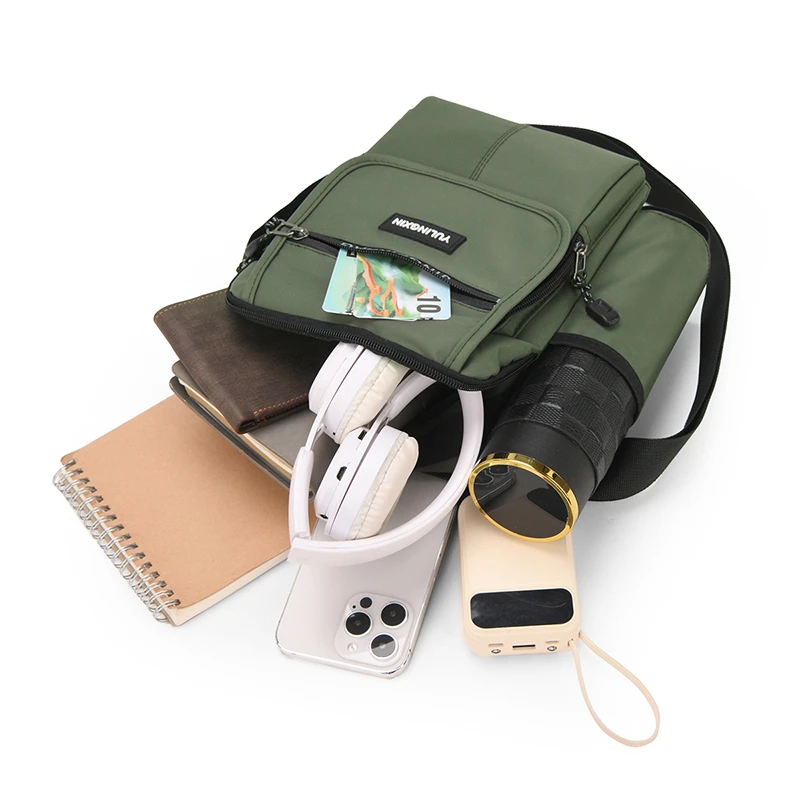 Sportliche quadratische Umhängetasche für Herren – Robuste, weiche Umhängetasche im College-Stil mit multifunktionalen Taschen – Detail 23