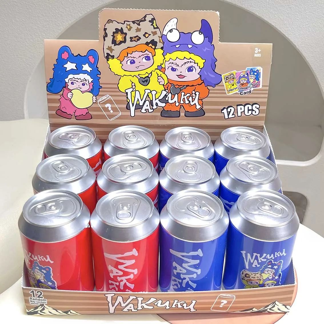 Juego de 12 piezas de colgantes de llavero de fiesta de moda WAKUKU, muñecas en caja ciega, latas de cola, lindos regalos divertidos de dibujos animados para niños