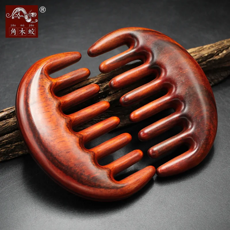 

Массажная расческа из красного палисандра с крупными зубцами, из цельного дерева.