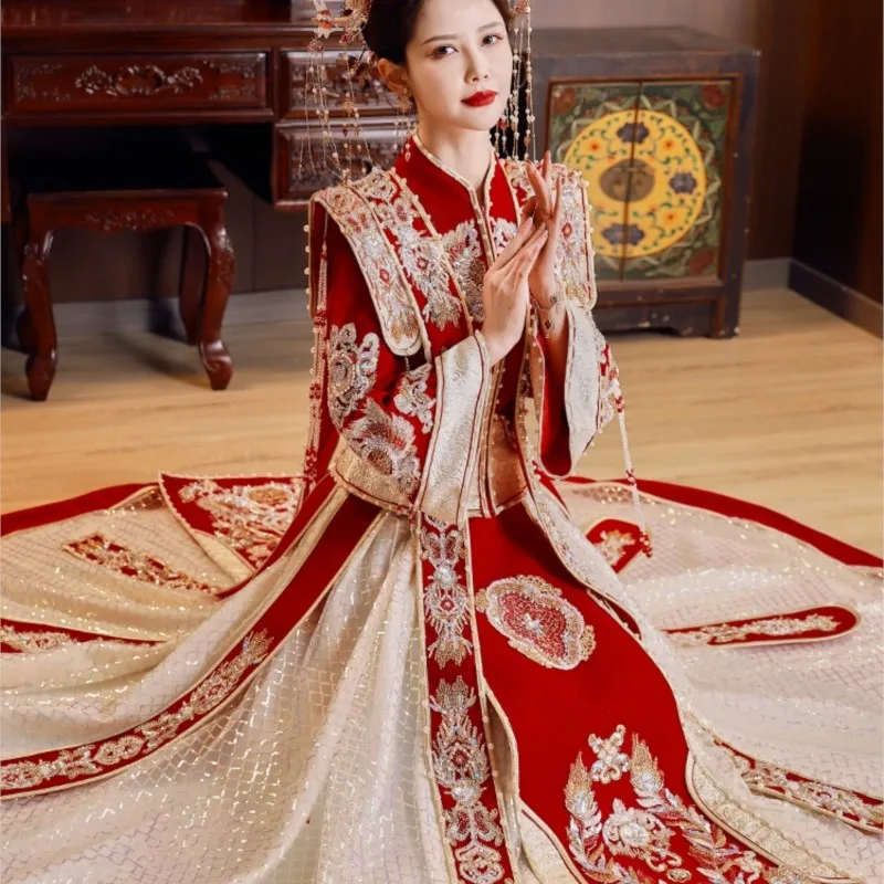 

New Chinese-style wedding attire featuring phoenix crowns and red robes