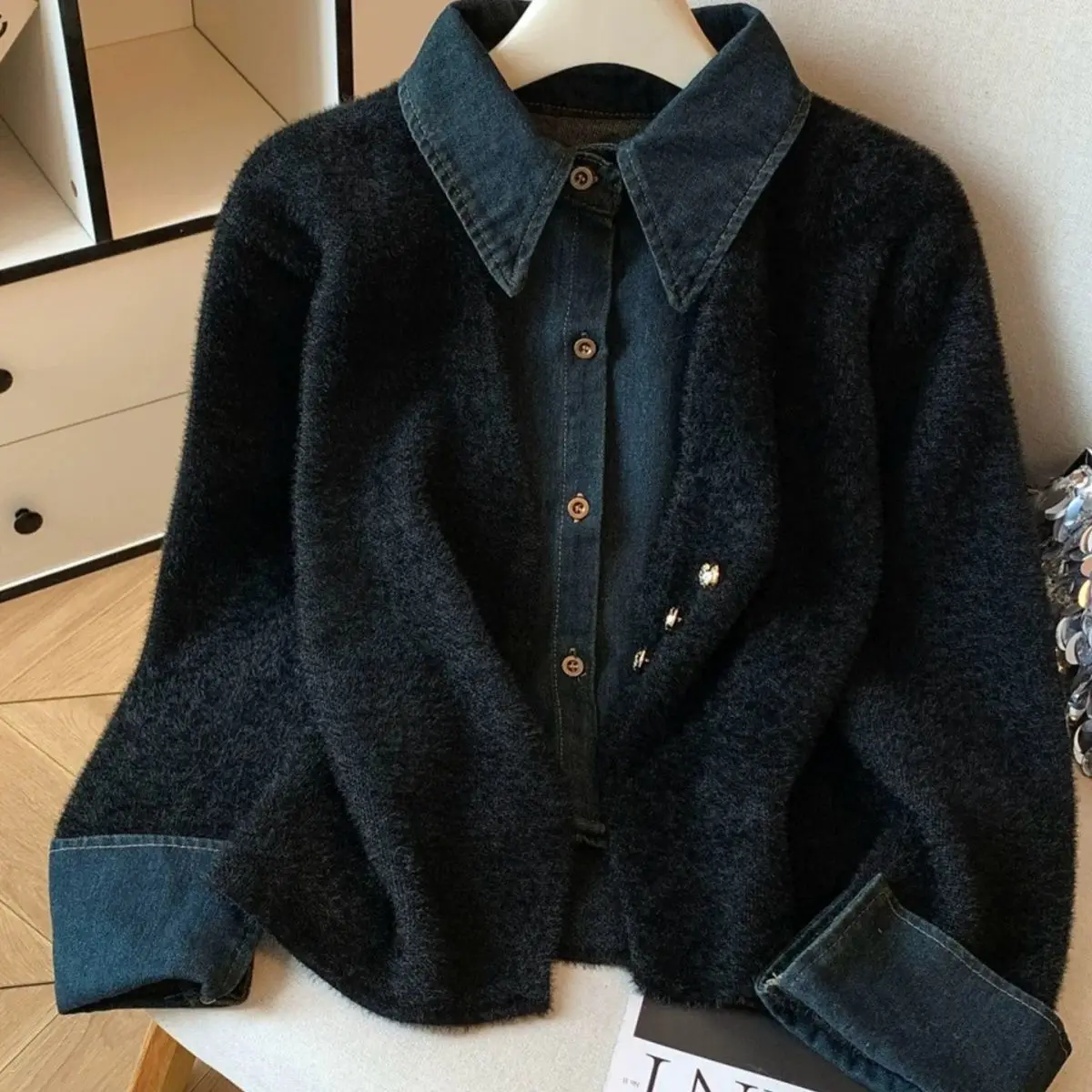 

Новая весенне-осенняя вязаная кофта-кардиган с эффектом двухслойности, в стиле пэчворк, с джинсовыми вставками, женская, свободного кроя, с длинными рукавами, в корейском стиле