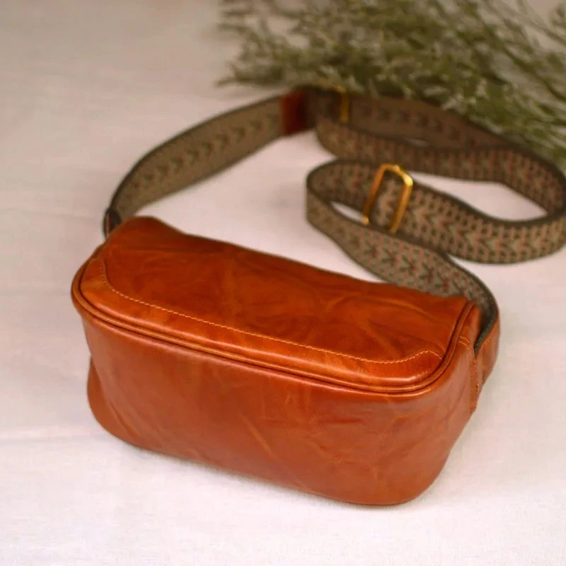 

AETOO Vintage wide shoulder strap crossbody bag Senior leather men's bag single shoulder small bag new first layer plant tanned