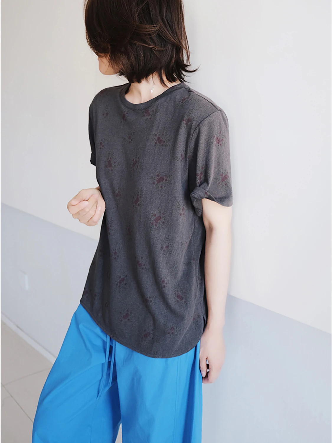 

Новая женская футболка свободного кроя из смесового хлопка с круглым вырезом, летняя, повседневная, для работы, 2025