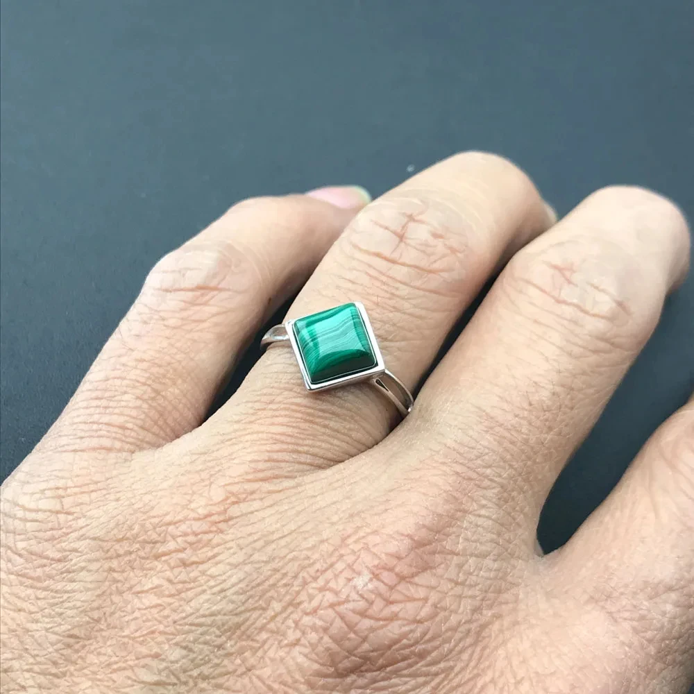 女性のための925スターリングシルバーの四角いマラカイトリング,トレンディな自然なジュエリー,誕生日や結婚披露宴のギフト,8mm