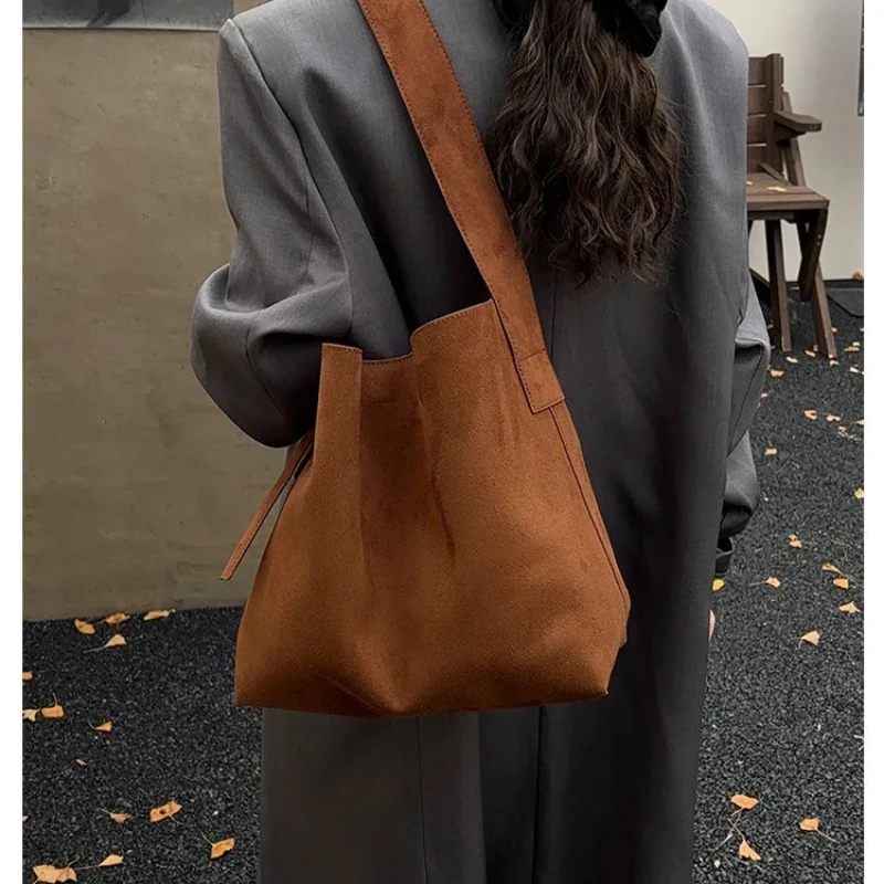 

Популярная женская сумка-тоут 2026 года в стиле ретро, большая вместимость, на одно плечо, с широким ремнем