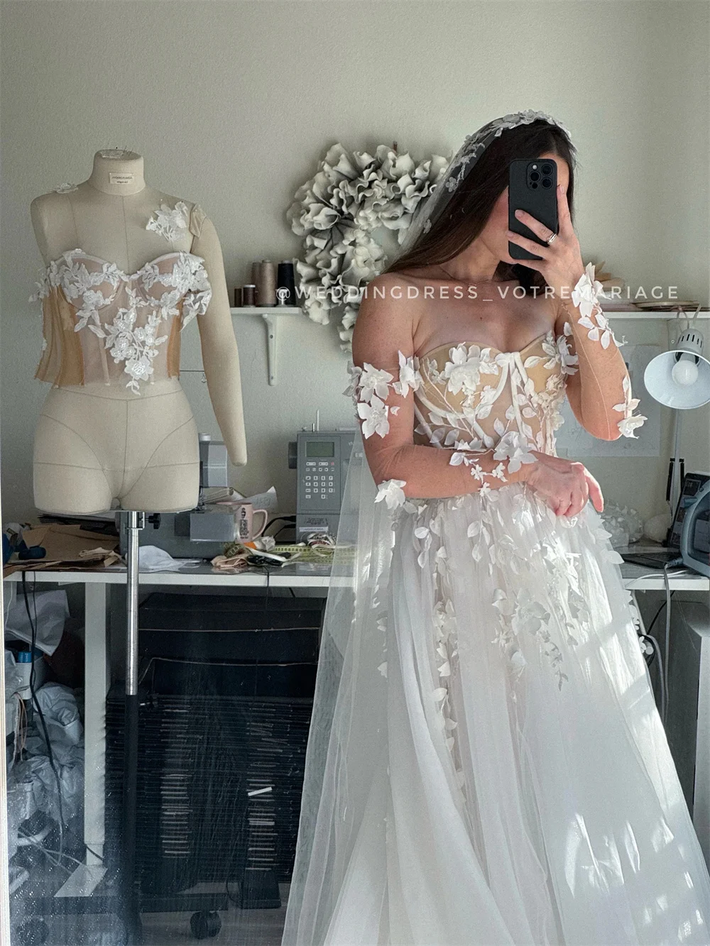 Tokyo Maßgeschneidertes weißes Brautkleid mit seitlich hohem Schlitz, schulterfrei, A-Linie, Rücken, Schnür-Brautkleid, Hofschleppe-Brautkleid